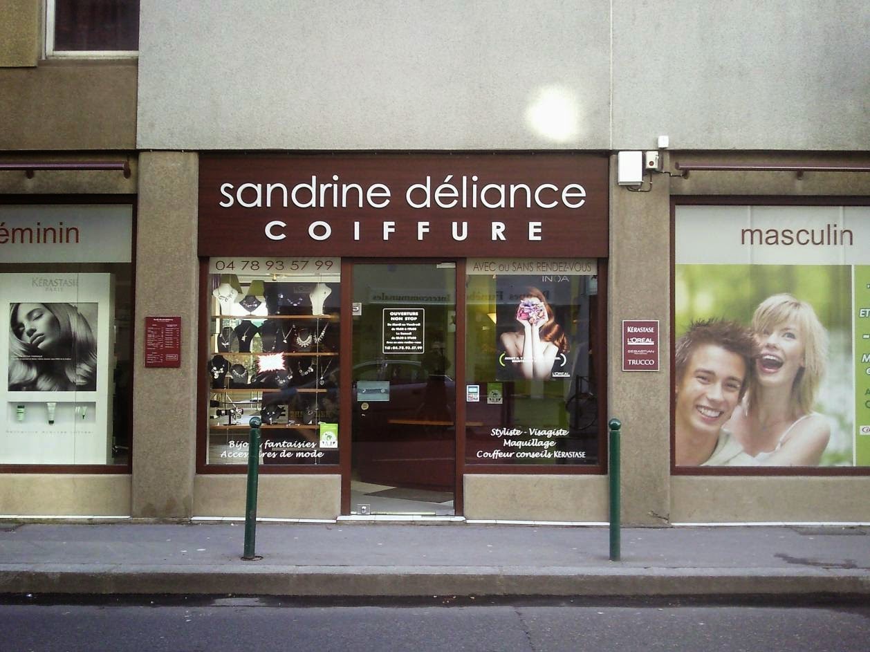 Façade du salon Sandrine Deliance coiffure, de jour