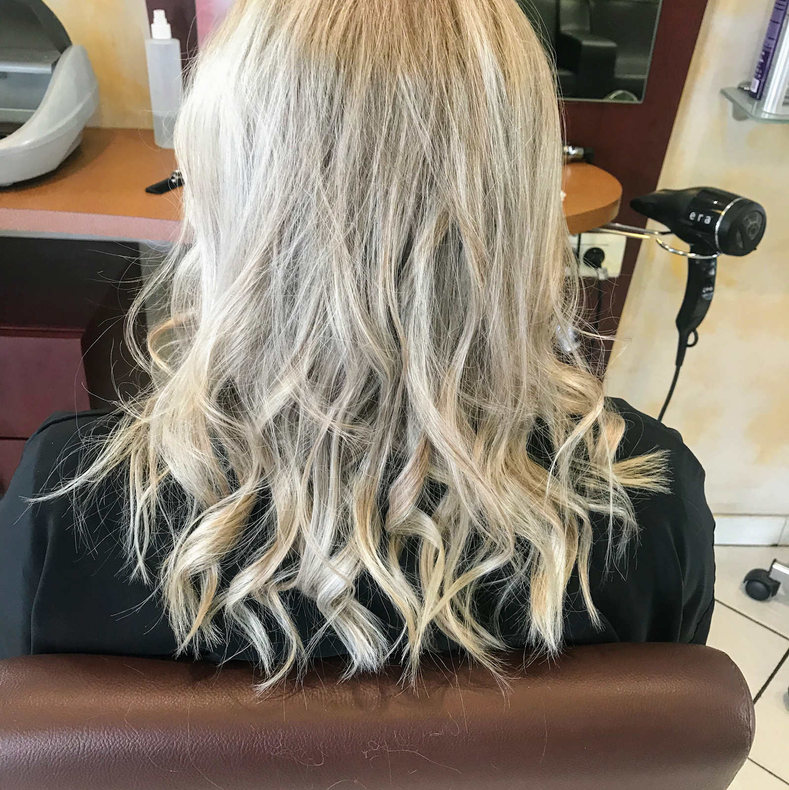 Cheveux blond platine ondulés, vue de dos