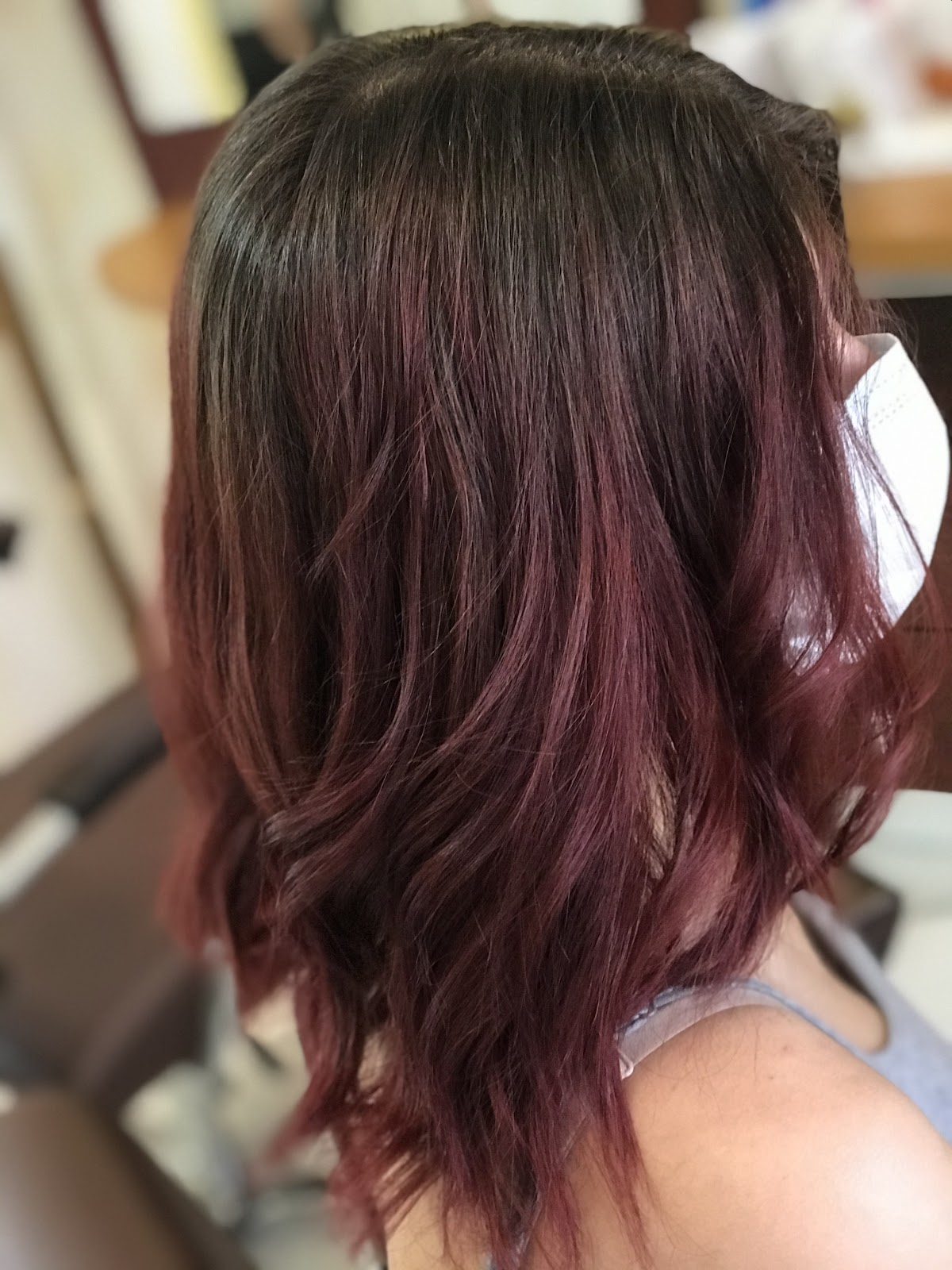Cheveux bordeaux ondulés, vue de dos