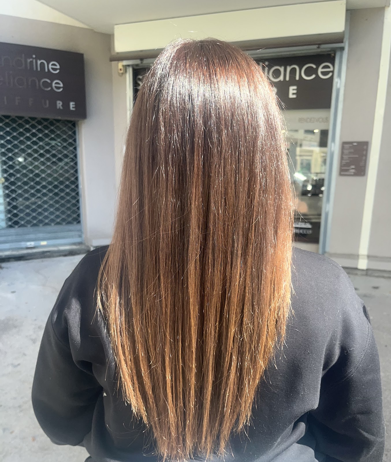 Cheveux longs noirs avec accessoires fleuris, vue de dos