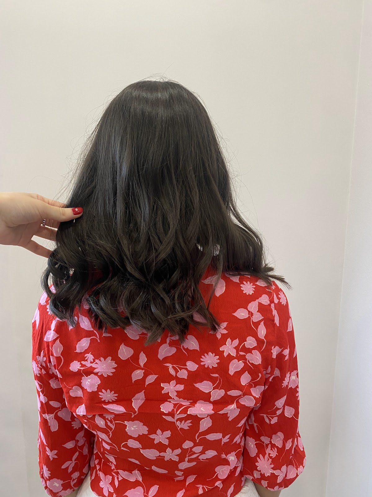 Cheveux longs ondulés stylisés, vue de dos